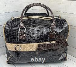 Devinez le bagage à roulettes et le sac à bandoulière en simili cuir crocodile Guess Carry On, ensemble de 2