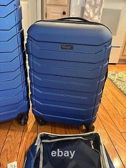 Ensemble de bagages Wrangler 4 pièces et cubes de rangement extensibles, couleur bleue.
