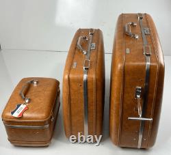 Ensemble de bagages à coque rigide American Tourister de collection Vtg en 3 pièces comprenant une valise à roulettes, une trousse de maquillage et une valise de train.