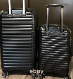 Ensemble de deux bagages rigides Delsey en couleurs noires dans une boîte ouverte