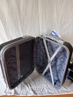 Ensemble de deux valises rigides extensibles Carry On American Sport Plus 20 pouces, prix de 350 dollars.